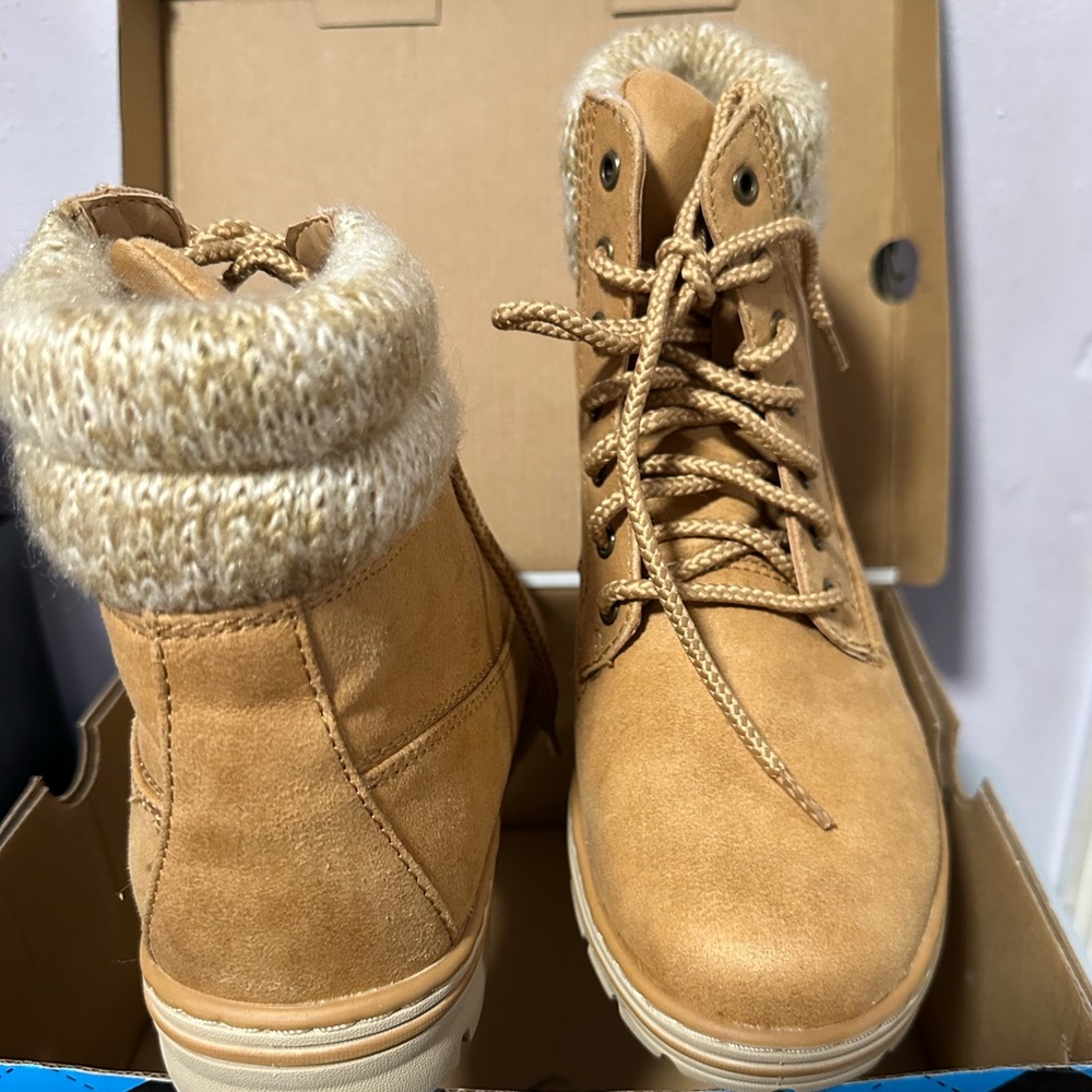 New
Brand-St.John’s Bay Quality FootWear
Size-7.5
Color on box-Kamdon Weat